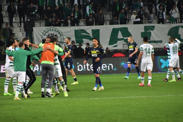 Son dakika Konyaspor-Fenerbahçe maçında olay Saha bir anda karıştı
