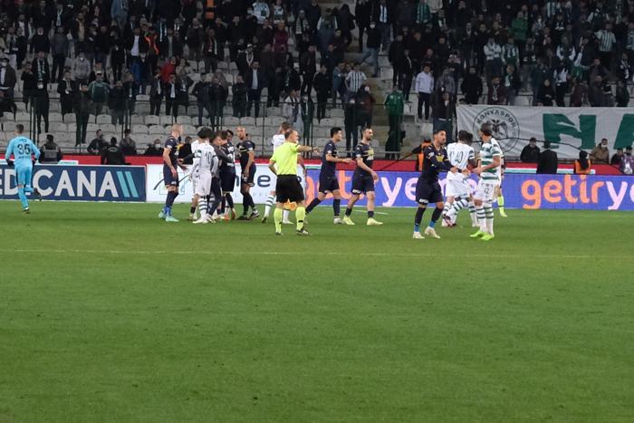 Son dakika Konyaspor-Fenerbahçe maçında olay Saha bir anda karıştı