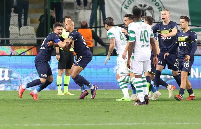 Son dakika Konyaspor-Fenerbahçe maçında olay Saha bir anda karıştı
