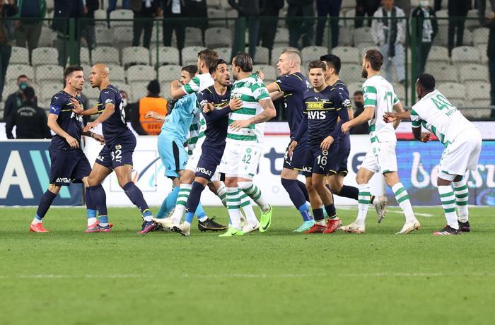 Son dakika Konyaspor-Fenerbahçe maçında olay Saha bir anda karıştı