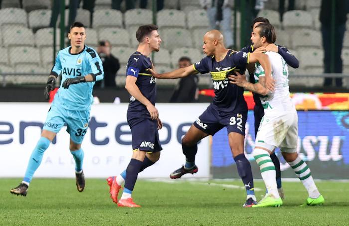 Son dakika Konyaspor-Fenerbahçe maçında olay Saha bir anda karıştı