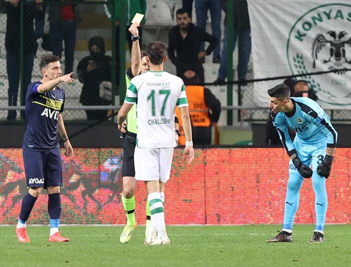 Son dakika Konyaspor-Fenerbahçe maçında olay Saha bir anda karıştı