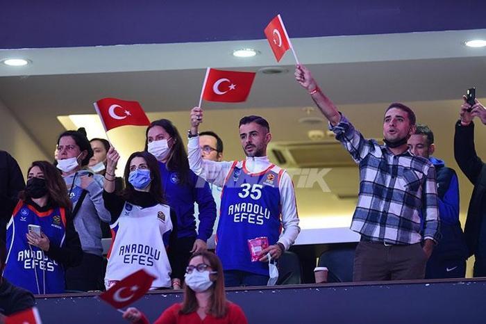 Anadolu Efes tribünlerinde Mete Kalkavan sürprizi