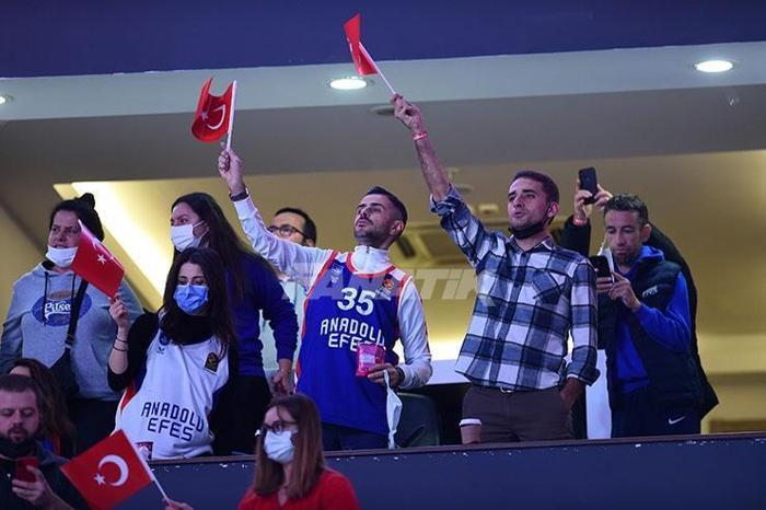 Anadolu Efes tribünlerinde Mete Kalkavan sürprizi