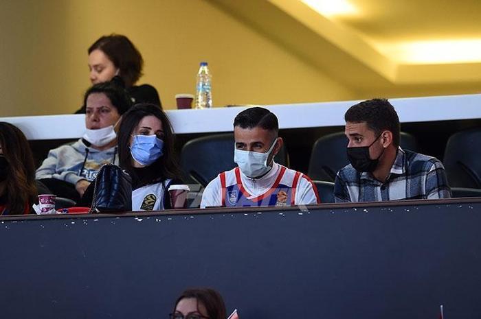 Anadolu Efes tribünlerinde Mete Kalkavan sürprizi