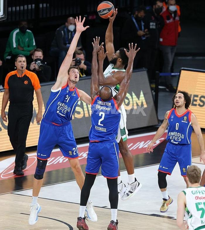 Anadolu Efes tribünlerinde Mete Kalkavan sürprizi