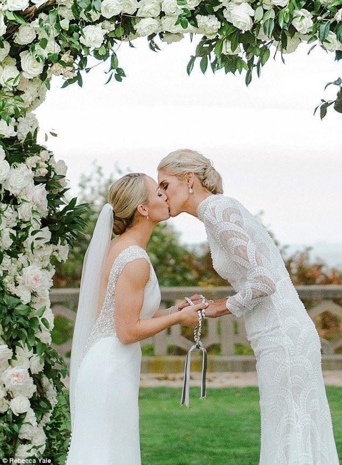 Elena Delle Donne evlendi