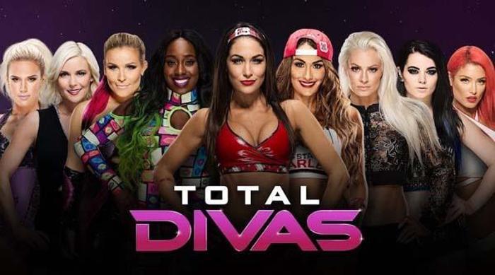 WWE dövüşçüleri jakuziye üstsüz girdi
