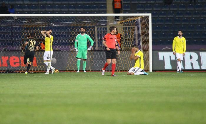 Fenerbahçede Hasan Ali Kaldırım ve Şener Özbayraklıya büyük tepki