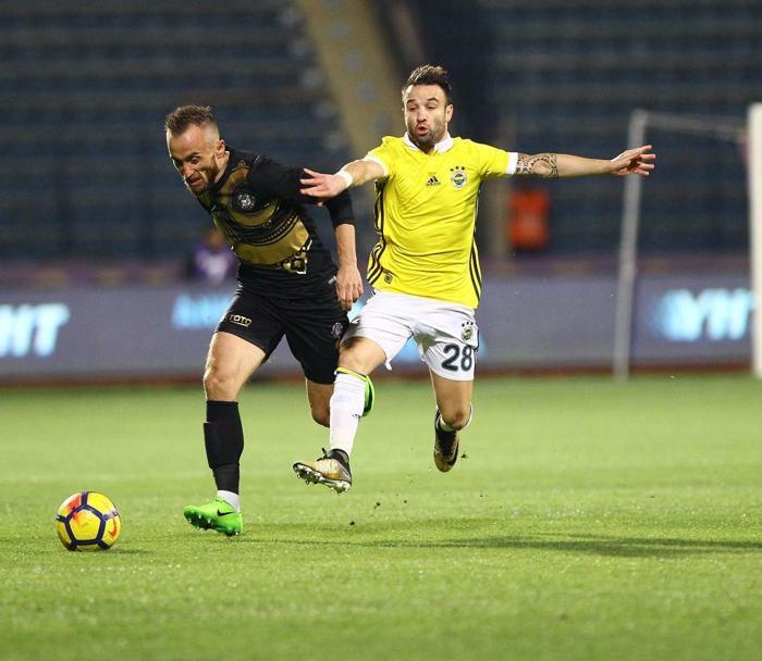 b) Valbuena neden oyundan çıkıyor, yanıtı yok