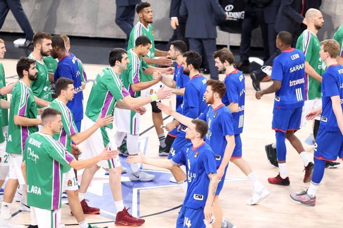 Turkish Airlines EuroLeaguedeki ekiplerimizden Anadolu Efes, sahasında ilk galibiyet adına Unicaja Malaga ile karşı karşıya geldi.