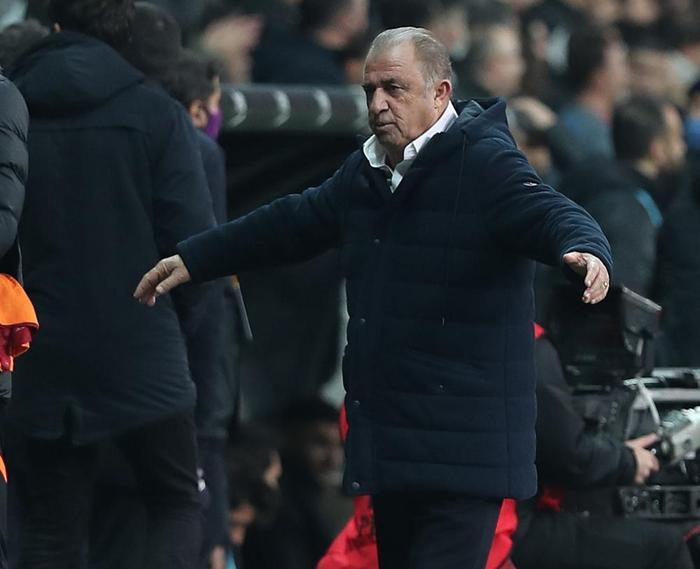 Galatasarayda devre arası büyük operasyon 7 futbolcu gönderilecek...