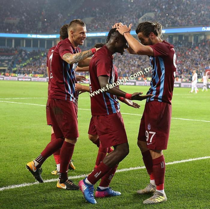Trabzonspor - Galatasaray maçında sürpriz ziyaretçiler