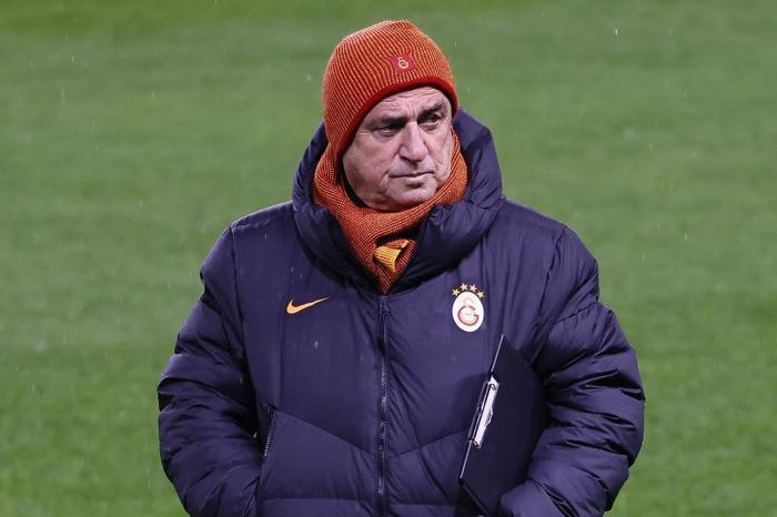 Son dakika Galatasarayda 2 ayrılık Fatih Terim o isimlerin üstünü çizdi