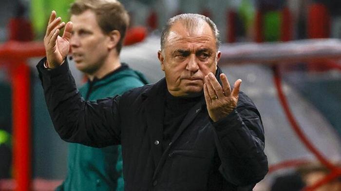 Son dakika Galatasarayda 2 ayrılık Fatih Terim o isimlerin üstünü çizdi