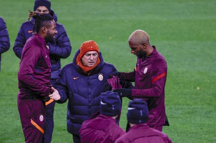 Son dakika Galatasarayda 2 ayrılık Fatih Terim o isimlerin üstünü çizdi