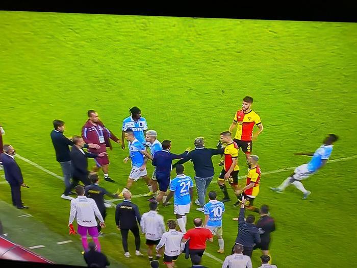 Hamsik, Atınçın eline vurdu, Göztepe-Trabzonspor maçında saha bir anda karıştı Kırmızı kart...