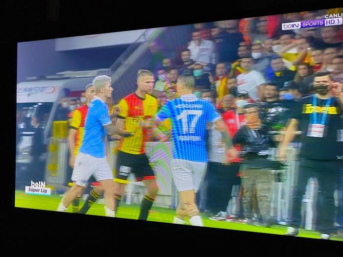 Hamsik, Atınçın eline vurdu, Göztepe-Trabzonspor maçında saha bir anda karıştı Kırmızı kart...