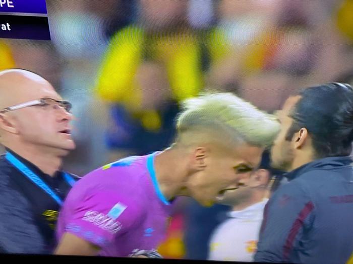 Hamsik, Atınçın eline vurdu, Göztepe-Trabzonspor maçında saha bir anda karıştı Kırmızı kart...