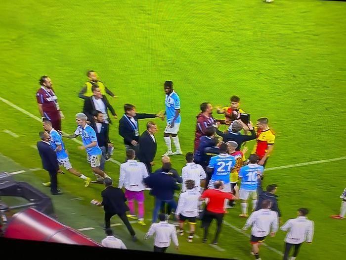 Hamsik, Atınçın eline vurdu, Göztepe-Trabzonspor maçında saha bir anda karıştı Kırmızı kart...