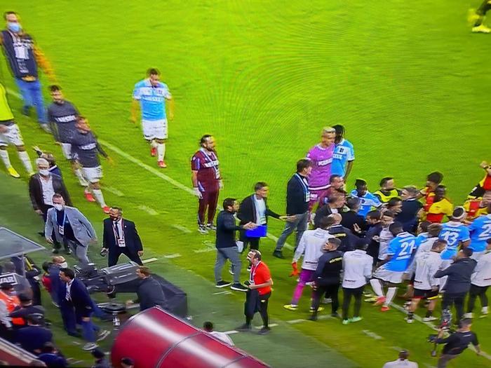 Hamsik, Atınçın eline vurdu, Göztepe-Trabzonspor maçında saha bir anda karıştı Kırmızı kart...