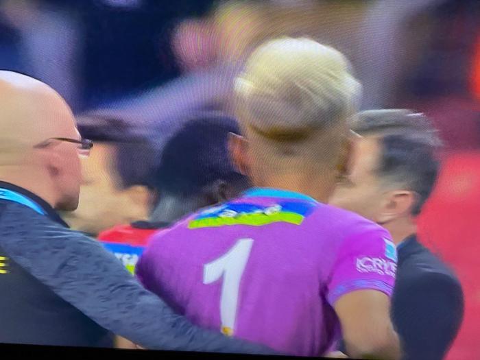 Hamsik, Atınçın eline vurdu, Göztepe-Trabzonspor maçında saha bir anda karıştı Kırmızı kart...