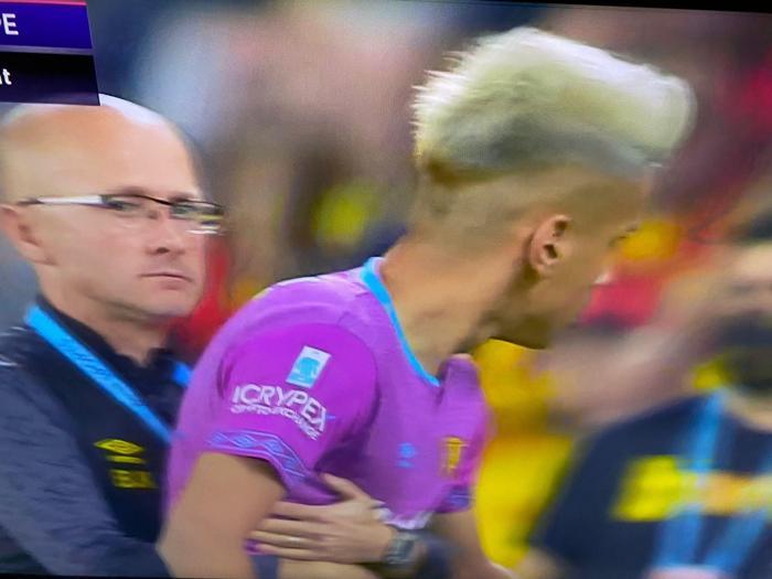 Hamsik, Atınçın eline vurdu, Göztepe-Trabzonspor maçında saha bir anda karıştı Kırmızı kart...