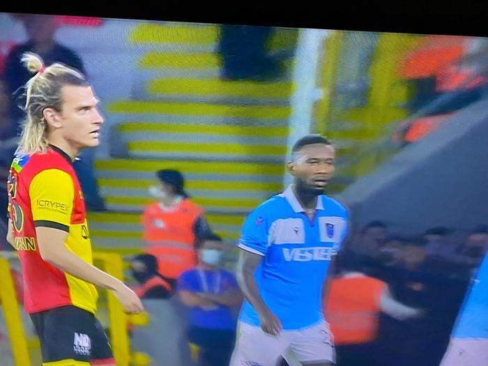 Hamsik, Atınçın eline vurdu, Göztepe-Trabzonspor maçında saha bir anda karıştı Kırmızı kart...
