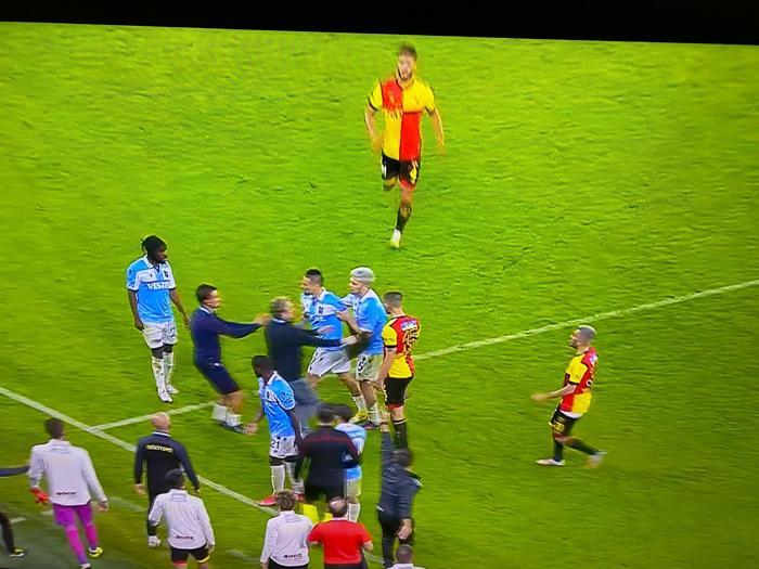 Hamsik, Atınçın eline vurdu, Göztepe-Trabzonspor maçında saha bir anda karıştı Kırmızı kart...