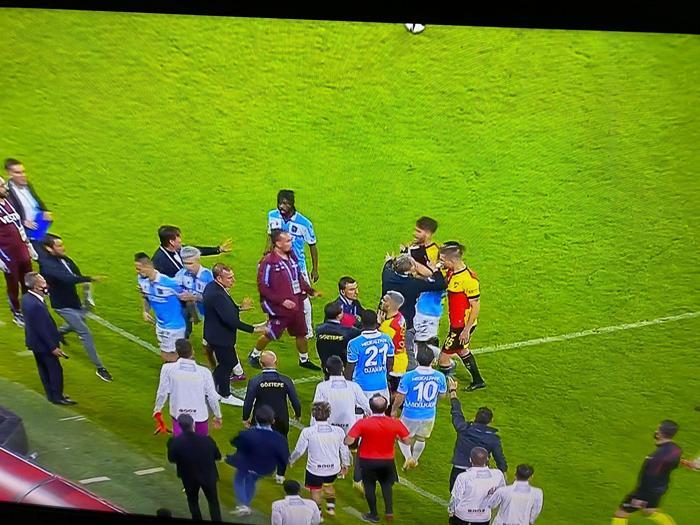 Hamsik, Atınçın eline vurdu, Göztepe-Trabzonspor maçında saha bir anda karıştı Kırmızı kart...