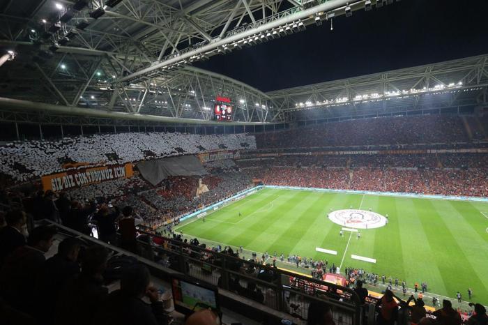 5) Maç öncesi Galatasaray taraftarının hazırladığı koreogrifideki ünlü sinema figürü hangisidir