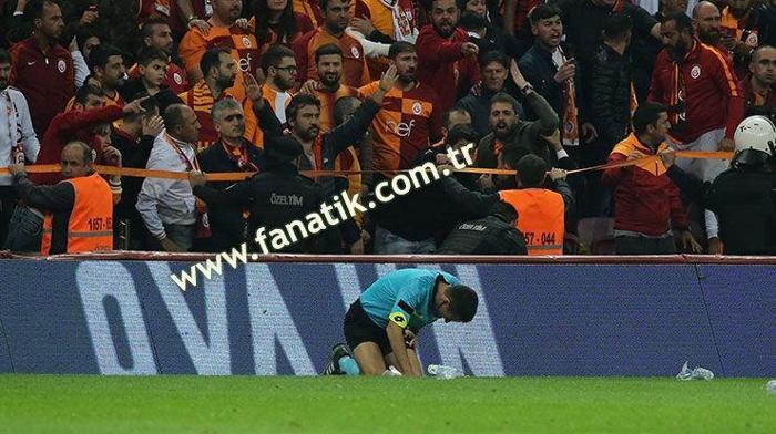 Derbide şok Hakem yerde kaldı...