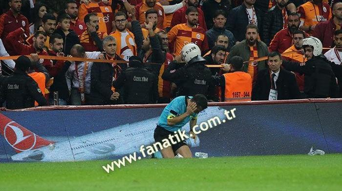 Derbide şok Hakem yerde kaldı...