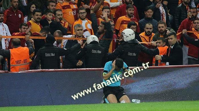 Derbide şok Hakem yerde kaldı...