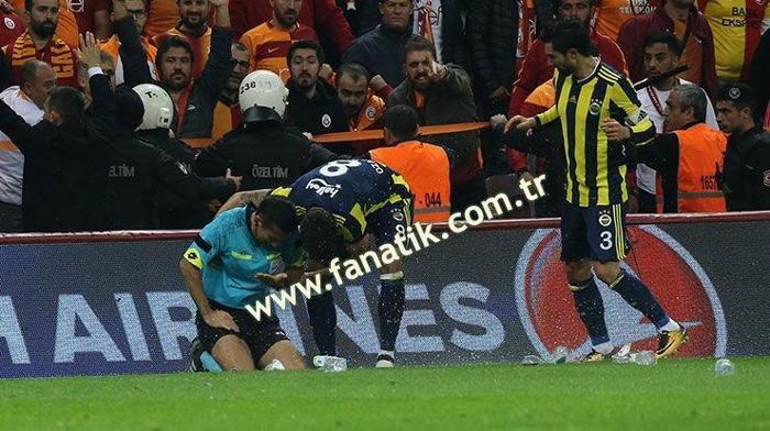 Derbide şok Hakem yerde kaldı...