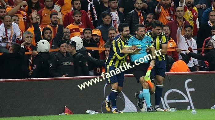 Derbide şok Hakem yerde kaldı...