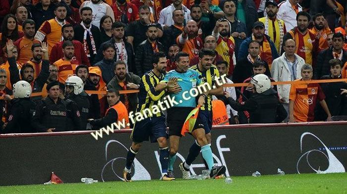 Derbide şok Hakem yerde kaldı...