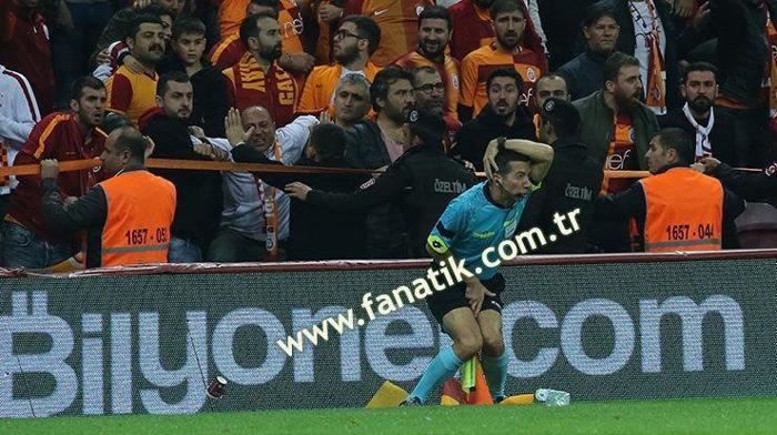 Derbide şok Hakem yerde kaldı...