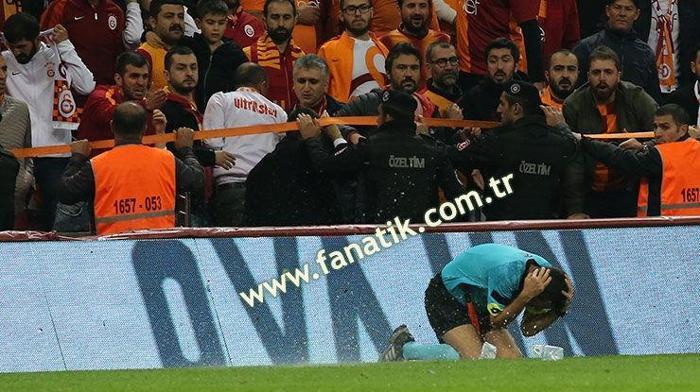 Derbide şok Hakem yerde kaldı...