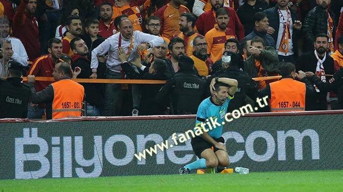 Derbide şok Hakem yerde kaldı...