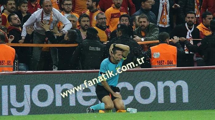 Derbide şok Hakem yerde kaldı...
