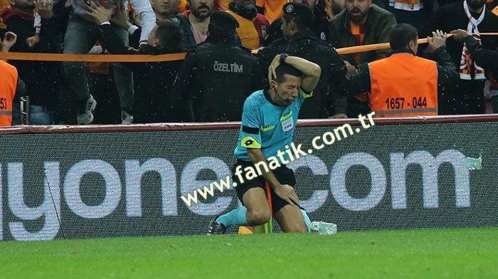 Derbide şok Hakem yerde kaldı...