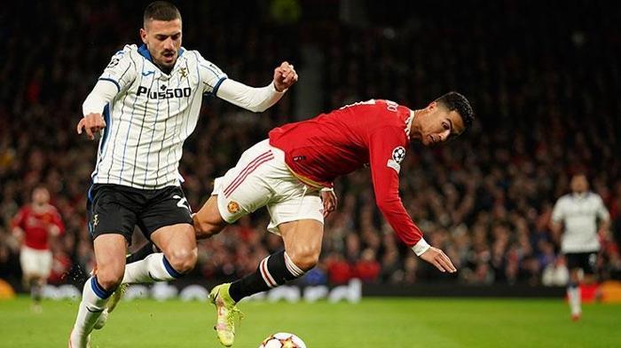 Old Traffordda Merih Demiral rüzgarı Cristiano Ronaldonun ensesinde...
