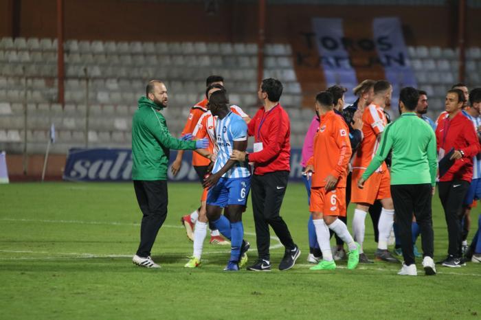 Adana derbisinde maç bitti ortalık karıştı