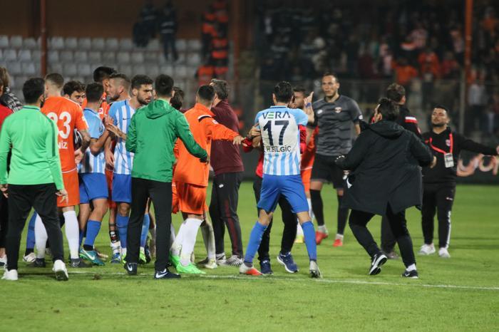 Adana derbisinde maç bitti ortalık karıştı