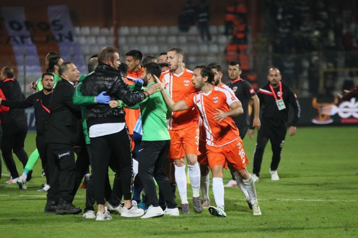 Adana derbisinde maç bitti ortalık karıştı