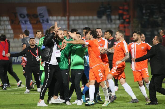 Adana derbisinde maç bitti ortalık karıştı