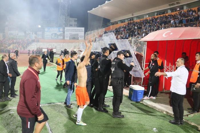 Adana derbisinde maç bitti ortalık karıştı