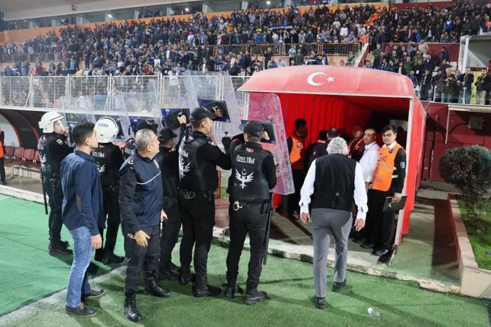 Adana derbisinde maç bitti ortalık karıştı