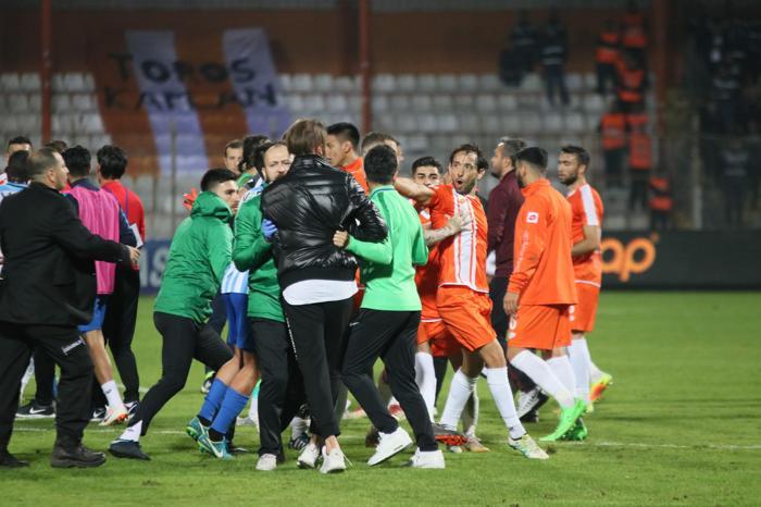 Adana derbisinde maç bitti ortalık karıştı